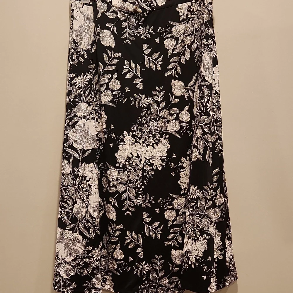 Emi & Joe Chic Black and White Floral A-Line Skirt